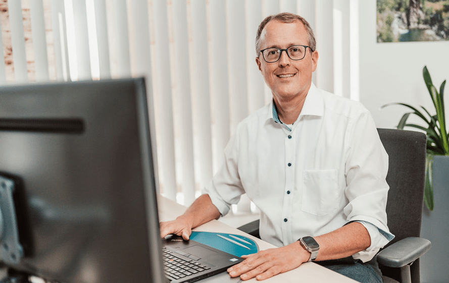 Herr Frank Mußler an seinem Arbeitsplatz in seinem Büro in Friesenheim/ Oberschopfheim