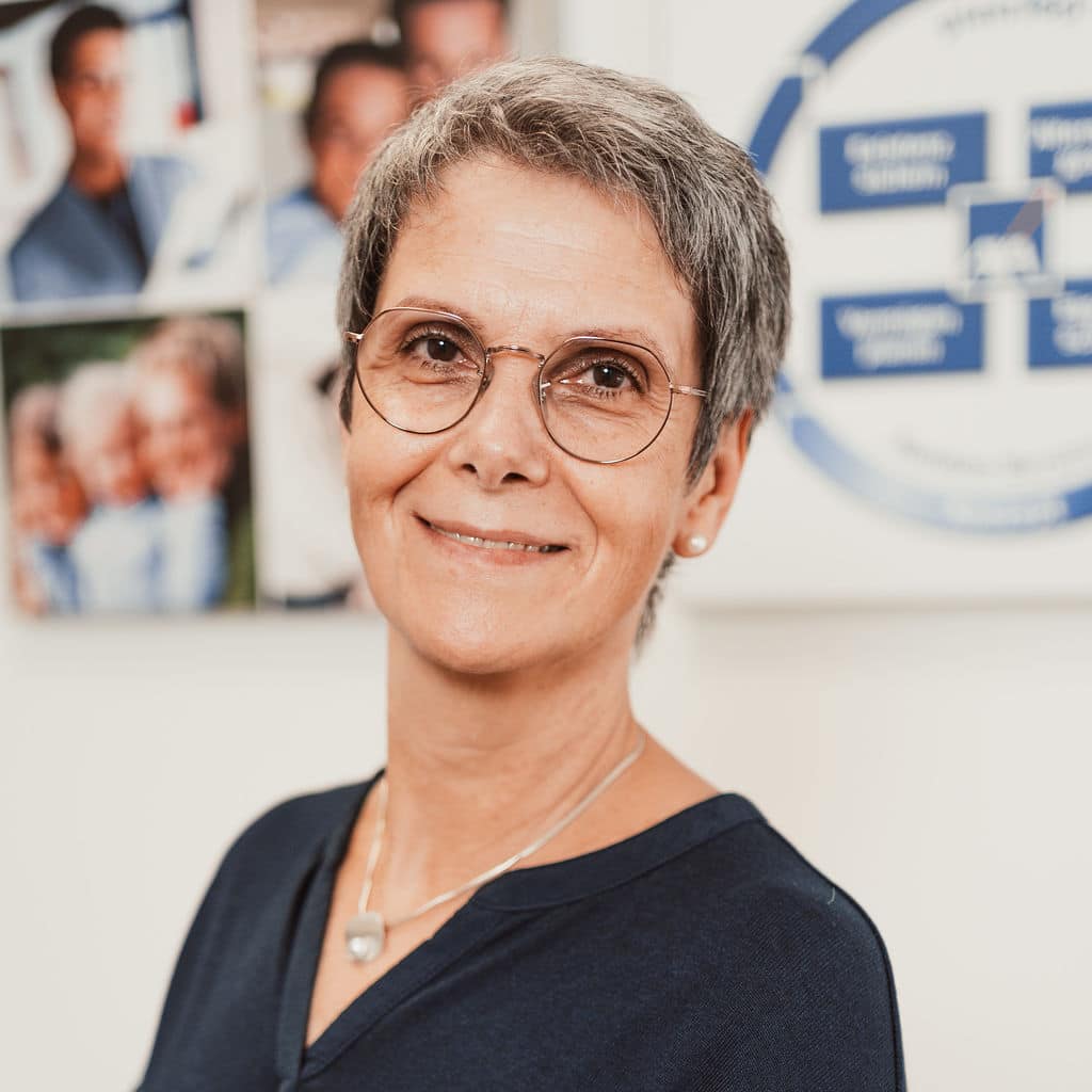 Ein Porträtfoto von Frau Hedwig Ruh, Mitarbeiterin der AXA Agentur Frank Mußler in Friesenheim/ Oberschopfheim