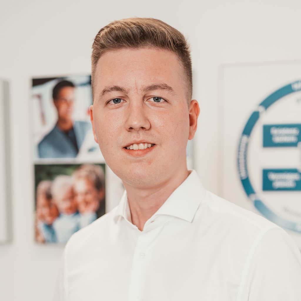 Ein Porträtfoto von Herrn Julian Richau, Mitarbeiter der AXA Agentur Frank Mußler in Friesenheim/ Oberschopfheim